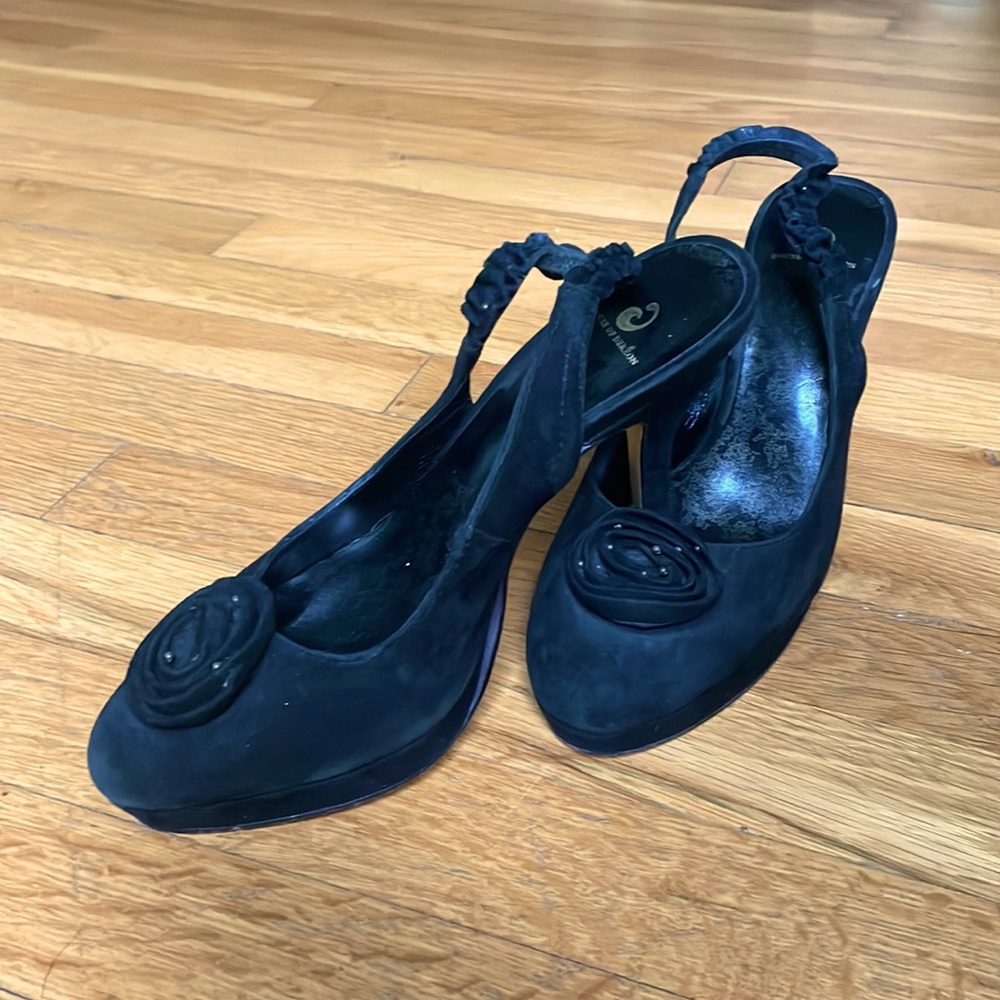 House Of DeReon Black Suede Heels with Single Swirl Flower Design, Sz 7 1/2.